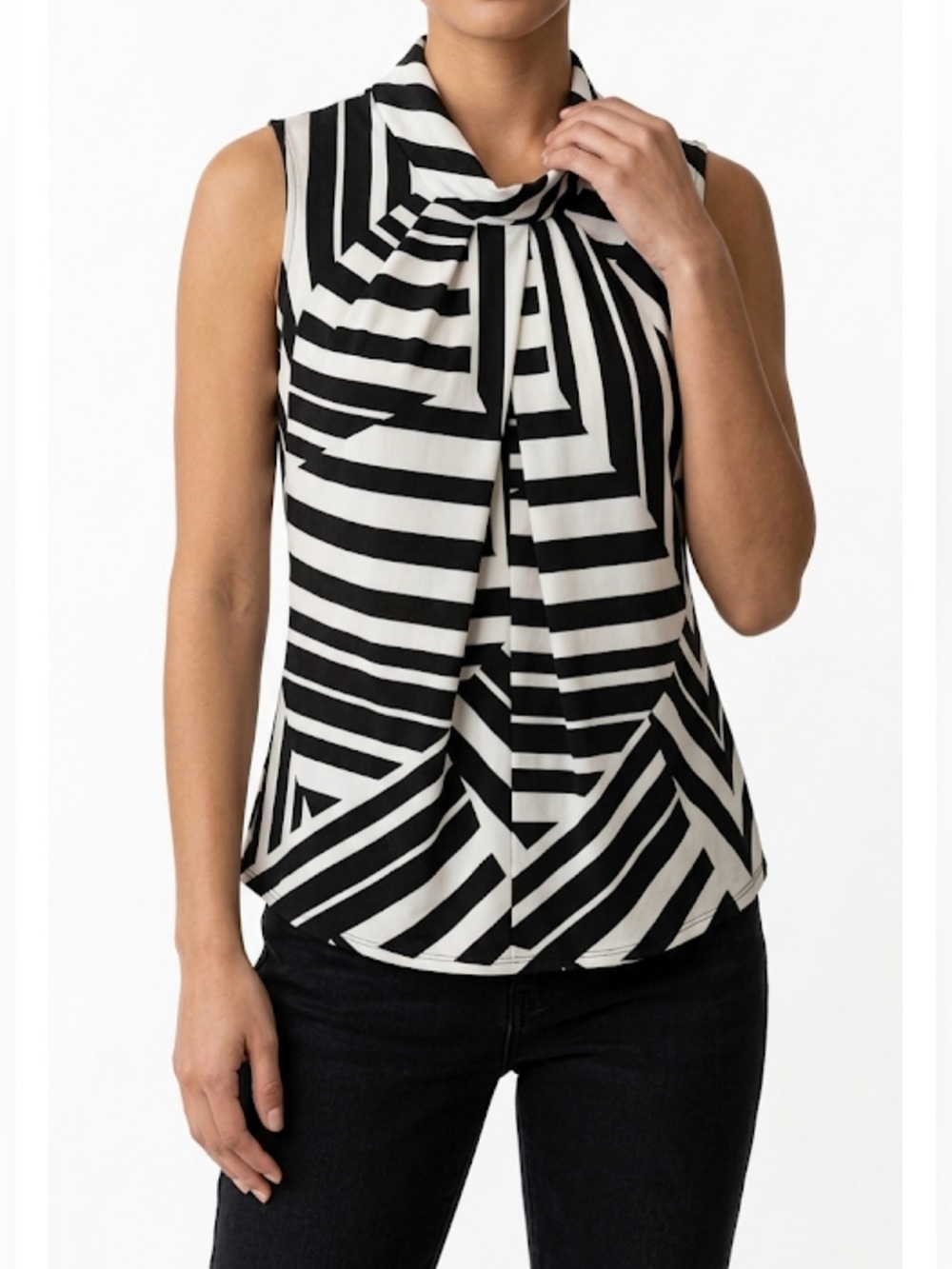 Spense Black and White Geometric Sleeveless Blouse
